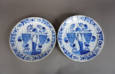 une paire d'assiettes bleues et blanches ornées de motifs