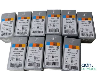 une pile de six cartouches d'encre de couleurs différentes empilées les unes sur les autres