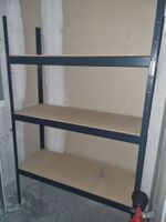 Mobilier comprenant une table, 2 étagères (avec contenu), 5 … (photo 2)