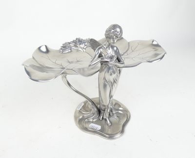 une figurine en argent représentant une femme tenant une feuille