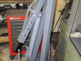 une photo d'un établi dans un garage avec des outils