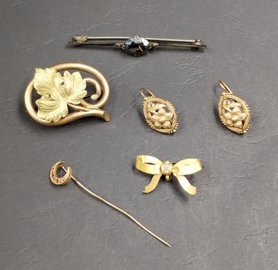 beaucoup de broches et d'épingles posées sur une table