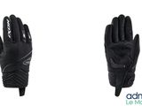 une paire de gants noirs sur fond blanc et une paire de gants noirs sur fond blanc