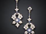 une paire de boucles d'oreilles en saphir et diamant