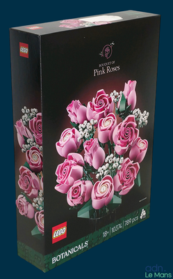 une boîte contenant un bouquet de roses roses