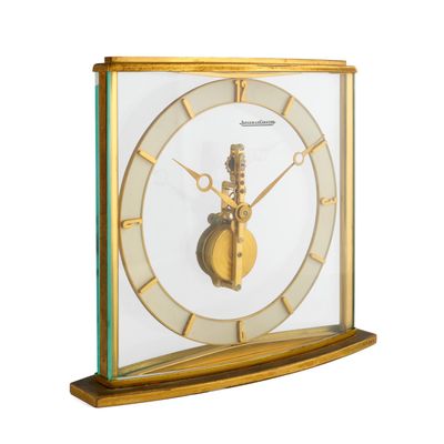 une horloge posée sur une table