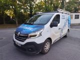 une camionnette blanche garée sur le parking