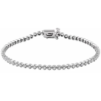 un bracelet en or blanc avec des diamants sur fond blanc