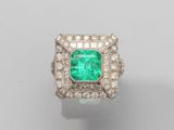 une bague en émeraude et diamant