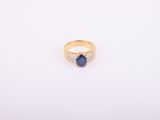une bague en or sertie d'un saphir et de diamants