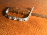 un couteau posé sur une table en bois