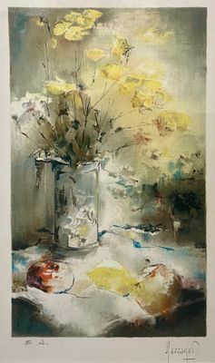 une peinture de fleurs dans un vase en verre sur une table