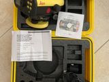 une boîte jaune contenant un objet jaune et noir
