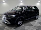 le 4x4 noir est garé dans une grande pièce au sol en damier