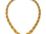 un collier en or et en argent avec un motif de corde torsadée sur fond blanc