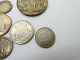 beaucoup de pièces qui sont sur la table