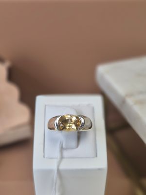 une boîte blanche surmontée d'un anneau doré