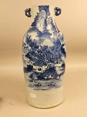 Chine, fin XIXe siècle. Vase balustre en porcelaine bleu bla…