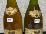 deux bouteilles de vin posées l'une à côté de l'autre sur un comptoir