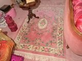 un canapé rose et un fauteuil rose dans un salon