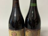 deux bouteilles de vin rouge posées sur une table blanche