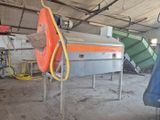 une machine qui se trouve à l'intérieur d'un bâtiment