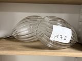 une bouteille en verre posée sur une étagère, avec une étiquette de prix dessus