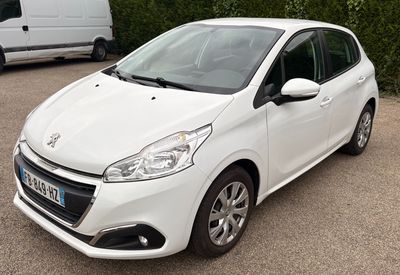 une voiture blanche garée sur un parking à côté d'une camionnette blanche