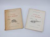 deux livres posés l'un à côté de l'autre sur une table blanche