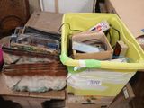 un bac jaune rempli d'objets divers posé sur une table