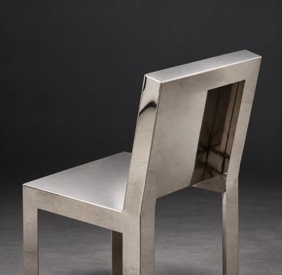 une image d'une chaise en acier inoxydable