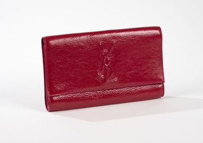 un portefeuille en cuir rouge orné d'un logo monogramme sur le devant