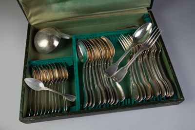 une boîte contenant de l'argenterie sur une table