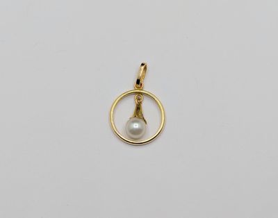 un pendentif plaqué or orné d'une perle enchâssée dans un cercle