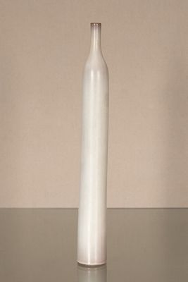 une bouteille blanche posée sur une table