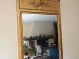 un miroir posé sur une table dans une pièce
