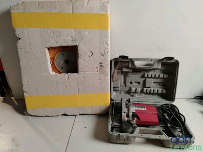 une boîte contenant un outil, posée sur une table