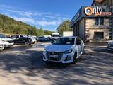 des voitures garées devant un immeuble, sur un parking