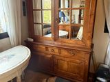 une commode et une table dans une pièce dotée d'une fenêtre