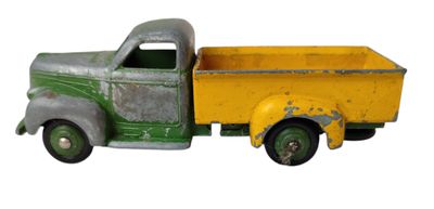 un camion jouet vert et jaune sur fond blanc