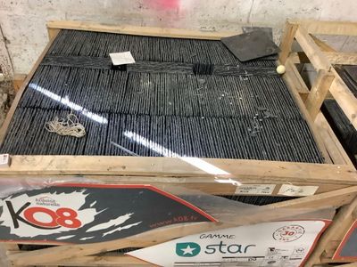 une caisse contenant de nombreux carreaux noirs