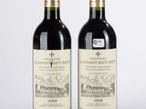deux bouteilles de vin rouge posées l'une à côté de l'autre sur une table
