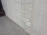 Vitrine en verre transparent avec quatre étagères à vendre à Los Angeles, Californie