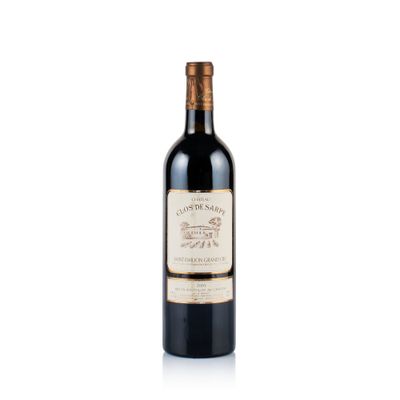 une bouteille de vin posée sur une surface blanche