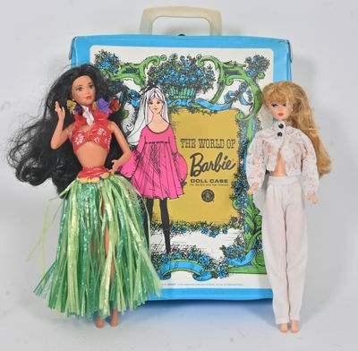 Barbie et sa poupée Hula Hula devant une valise