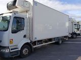 un camion blanc garé dans un parking