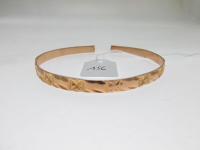 gros plan d'un bracelet en or portant une étiquette de prix