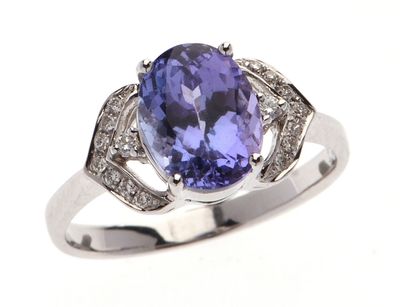 BAGUE en or gris 750 °/°° centrée d'une tanzanite de taille …
