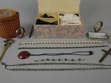 un grand nombre d'objets posés sur une table