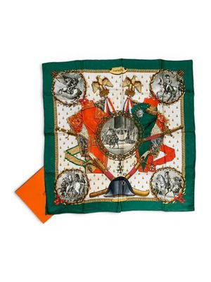un gros plan d'une écharpe verte et orange ornée d'un crâne